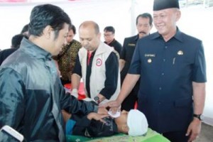Bupati Kuningan, H Acep Purnama, SH, Mh saat melihat kondisi anak yang baru saja dikhitan.
